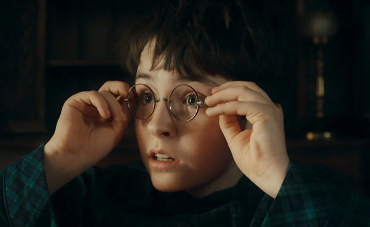 Dominic McLaughlin como Harry Potter durante su primer año en Hogwarts en la nueva serie de HBO.