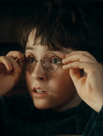 Dominic McLaughlin como Harry Potter durante su primer año en Hogwarts en la nueva serie de HBO.