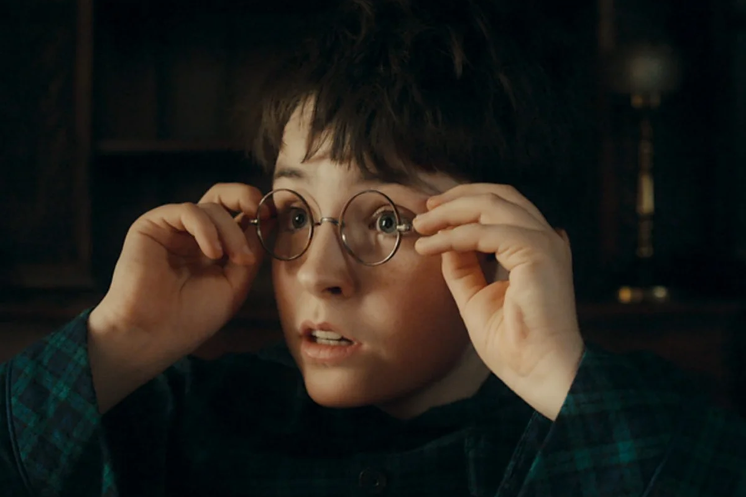 Dominic McLaughlin como Harry Potter durante su primer año en Hogwarts en la nueva serie de HBO.